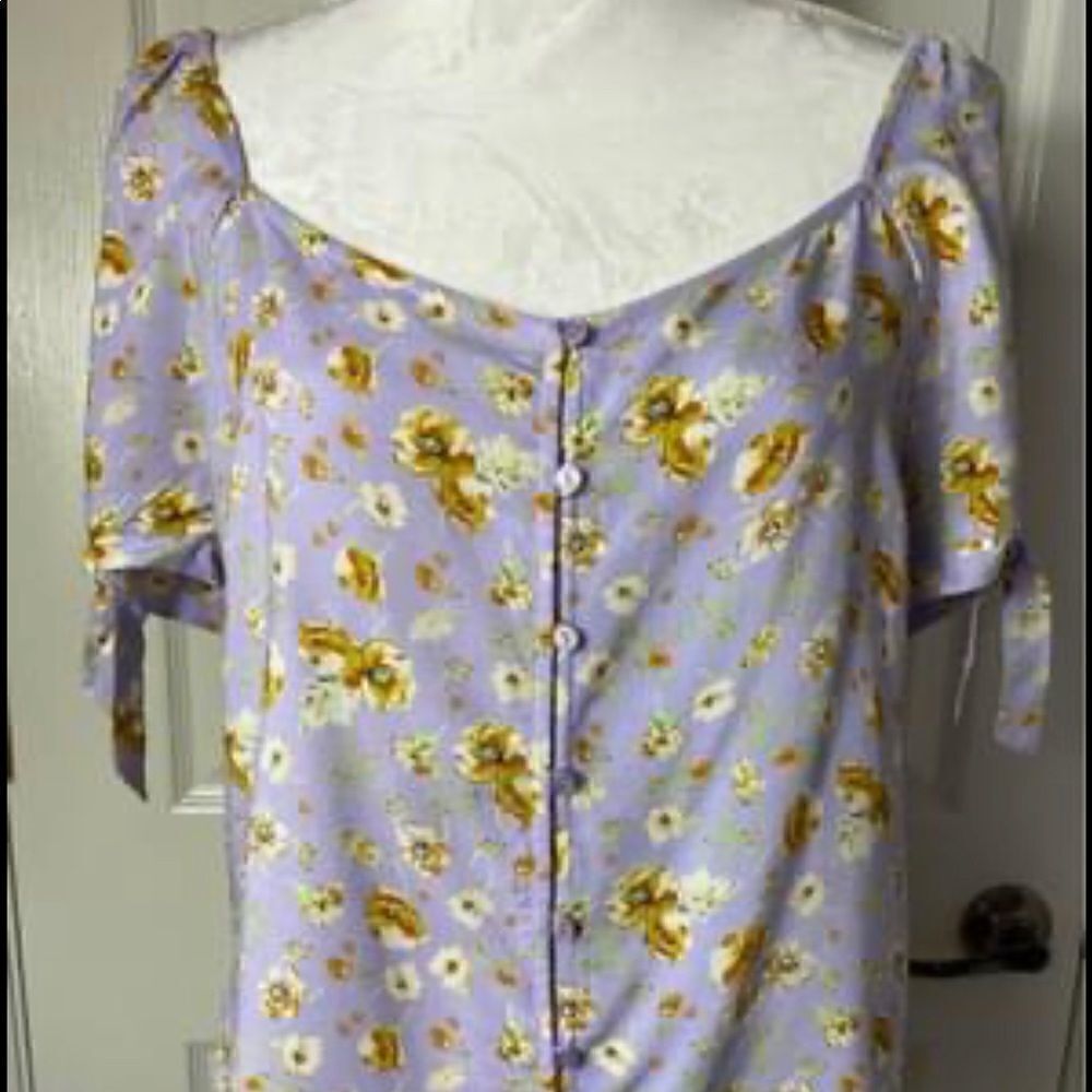 NWT ALL IN FAVOR LAVENDER FLORAL TOP Junior